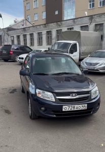 Старый автомобиль Lada Granta перед продажей